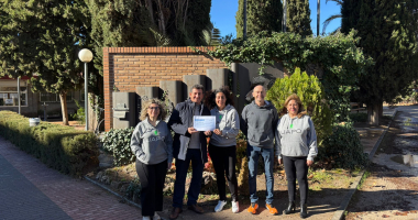 La Fundación UAPO recibe la donación de la III Carrera Solidaria del IES Ginés Pérez Chirinos